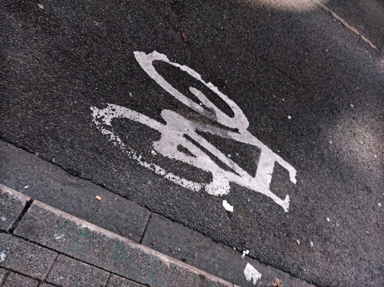 Rowerem w ciąży: Jak unikać kontuzji, zniechęcenia i jeździć z głową?